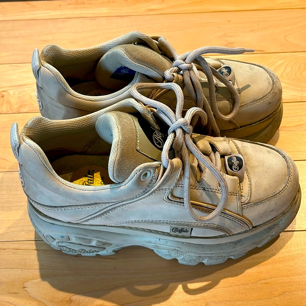 Buffalo London tan platform leather sneakers 38